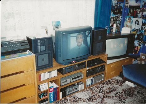 Floating Woman, 2000s Stuff, 90s Decor, Crt Tv, Something Scary, Tv In Kitchen, Retro Tech, Old Technology, Tv Set