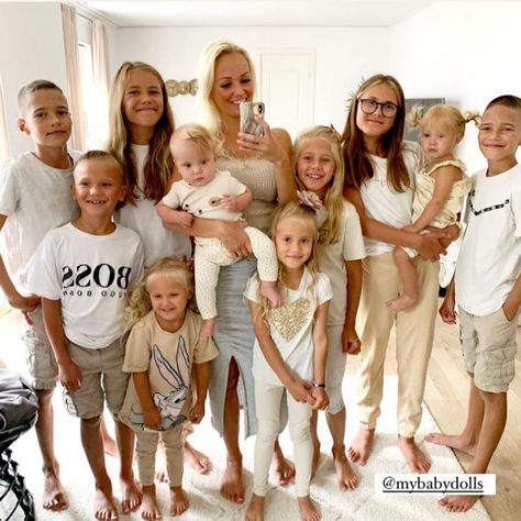 MANY women dream of becoming a mum, but that dream was almost taken from one woman who thought she’d never be able to start a family. But now, Satu Nordling Gonzalez, from Sweden, is a proud mum of ten having spent the last 14 years of her life pregnant. The 35-year-old mum details her family […] Big Mixed Family, Future Family Goals, Big Family Aesthetic, Mom Core, Family Of 8, Big Pregnant, Family Of 7, Big Family Photos, Big Families