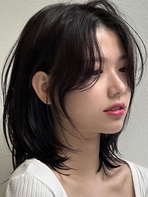 layered shoulder length haircut with face framing fringe Trendy Korean Short Haircut, Cool Korean Hairstyle, Haircuts For Medium Hair Side Bangs, Haircut Ideas Low Maintenance, Short Haircuts For Asian Hair, Short Layers Women Haircut, Short Layered Bangs Haircut, Layered Shoulder Length Hair Asian, Layered Short Hair Korean