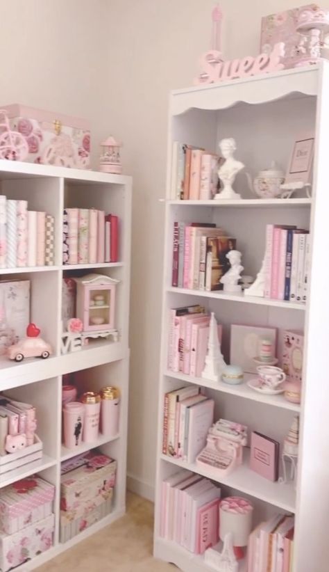 angel cake Coquette Room Shelves, Pink Bookshelf Aesthetic, Coquette Shelves, Pink Book Shelf, Pink Shelf Decor, Coquette Bookshelf, Cute Book Shelf, Europe Drawing, Pink Bookshelf