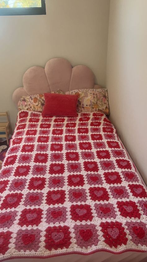 Couples Crochet Blanket, Crochet Blankets Granny Squares, Quilt Crochet Blanket, Star Granny Square Blanket, Crochet Big Granny Square, Hello Kitty Crochet Blanket, Crochet Blanket Patterns Granny Square, Heart Granny Square Blanket, Big Crochet Blanket