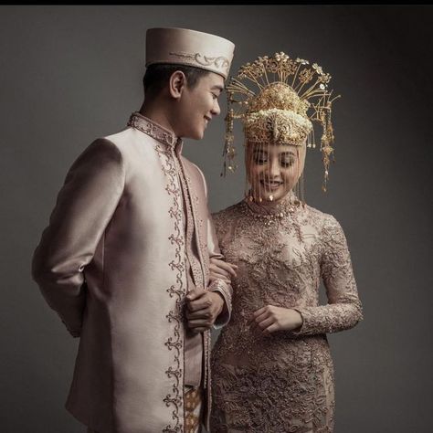 Adat Betawi Wedding Hijab, Betawi Wedding, Javanese Prewedding, Prewed Indoor, Prewedding Adat, Prewed Studio, Pose Pengantin, Bride Hijab, Pose Wedding