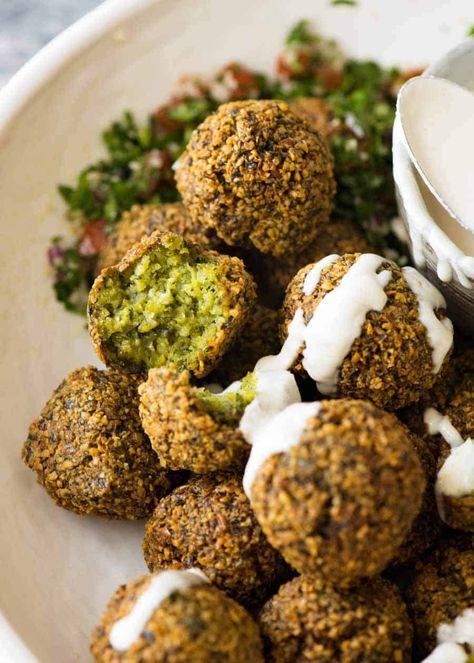 Every chickpea dreams of transforming into a falafel! Crispy outsides, moist and fluffy insides, everyone loves them but few know how easy they are to make. Falafel Recipe, Recipetin Eats, Recipe Tin, Falafels, Lebanese Recipes, Tahini Sauce, Idee Pasto Sano, Middle Eastern Recipes, Butter Chicken