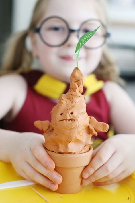 Harry Potter Preschool Crafts, Harry Potter Art Projects For Kids, Diy Mandrake Harry Potter, Harry Potter Activities For Kids, Fantasic Beast, Diy Mandrake, Mandrake Harry Potter, Harry Potter Themed Birthday Party, Harry Potter Craft