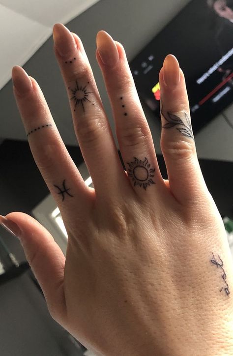 Finger Tattoos For Women, Tato Minimal, Tato Jari, Gambar Lanskap, Pola Tato, Tato Henna, Finger Tattoo For Women, Hand And Finger Tattoos, Pretty Hand Tattoos