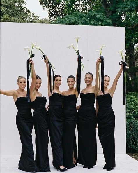 Black And White Wedding Theme, Wedding Aesthetics, Black Bridesmaid, White Wedding Theme, White Bridesmaid, Dress Code Wedding, Black Bridesmaids, Boda Mexicana, Bridesmaids Photos