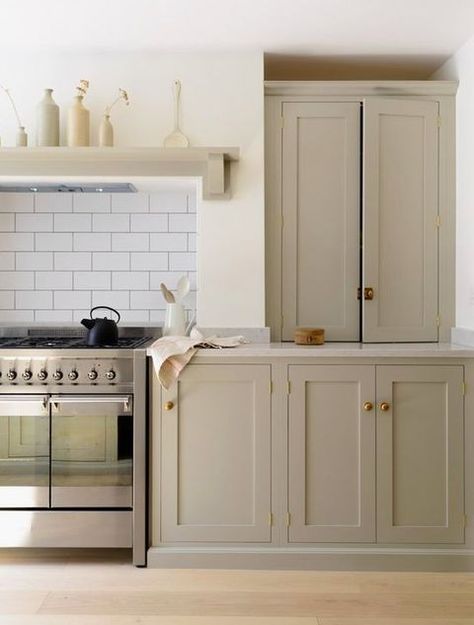 Mushroom is the colour trend of the year for interiors - mushroom paint inspiration Devol Kitchens, Kitchen Diy Makeover, Neutral Kitchen, Cabinet Paint Colors, Shaker Kitchen, Kitchen Cabinet Colors, Interior Modern, Built In Cabinets, Kitchen Color