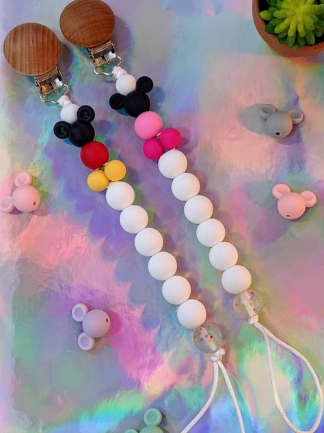 Mickey and Minnie Mouse Disney Silicone bead pacifier clips for babies. Beaded Pacifier Clip Diy, Silicone Bead Ideas Diy, Silicone Pacifier Clip Ideas, Pacifier Clip Diy, Diy Silicone Pacifier Clip, Silicone Bead Ideas, Diy Silicone Bead Pacifier Clip, Silicone Pacifier Holder, Mickey Mouse Silicone Bead Keychain