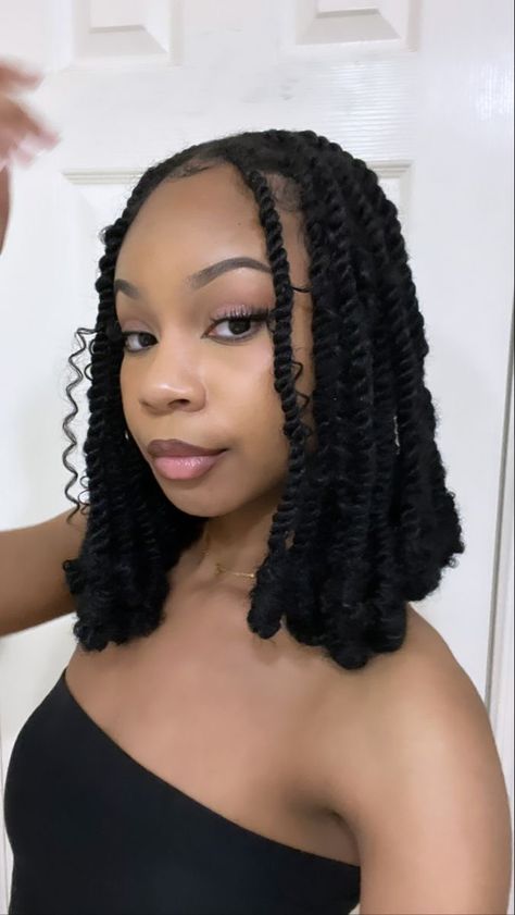 Short Fulani Twist, Cute Short Box Braids Hairstyles, Fulani Invisible Locs, Senegalese Twist Hairstyles Short, Short Twist Braids Hairstyles Senegalese, Short Island Twist With Curls, Shoulder Length Twists For Black Women, Bohemian Invisible Locs, Invisible Locs Hairstyle