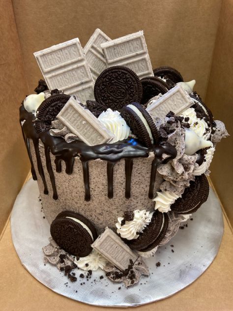 Cool Cake Ideas Birthdays, Birthday Cake Oreos, Cool Birthday Cake, Oreo Themed Cake, Oreo Cake Decorating Ideas, Oreo Drip Cake, Birthday Cake Oreo Recipes, 17th Birthday Cake Boy, Oreo Birthday Cake Ideas