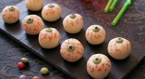 Pina colada rouge aux yeux de monstre coco - 20 recettes terrifiantes pour Halloween - Halloween, Fruit, Biscuits, Dessert Halloween, Halloween Cans, Halloween Desserts, Halloween Girl, Easy Desserts, Coco