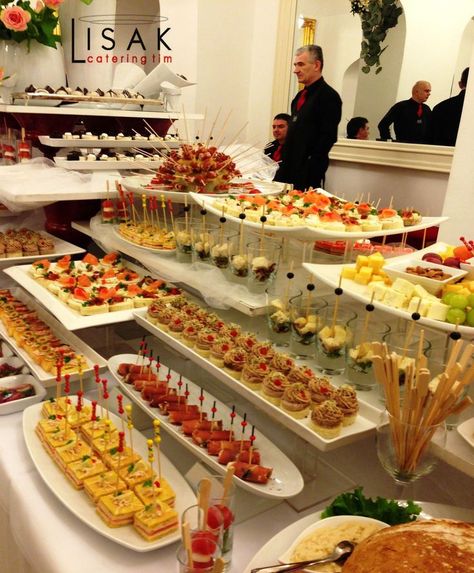 buffet set up idea Finger Food Display Ideas, Engagement Buffet, Reception Snacks, Appetizers Wedding, Snacks Table, Finger Appetizers, Puding Roti, Fingerfood Party, Buffet Set