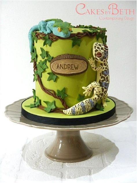 Birthday geckos - by Cakesbybeth @ CakesDecor.com - cake decorating website Lizard Cake, Snake Cakes, Savory Cakes, Reptile Party, Jungle Cake, Cake Designs Images, Animal Cakes, Dinosaur Cake, Safari Party