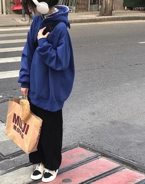 Aesthetic Sweatpants Outfit, Hoodie Outfit Korean, Sweatpants Outfit Aesthetic, Merch Kpop, Baggy Clothes, Tomboy Style Outfits, Hoodie Outfit, Swaggy Outfits, Tomboy Fashion