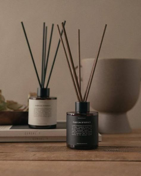 Diffuser Aesthetic, Diffuser Packaging, Reed Diffuser Packaging, Candle Photography Ideas, Essential Oil Reed Diffuser, Home Perfume, Candle Photography, Minimalist Candles, Candle Projects