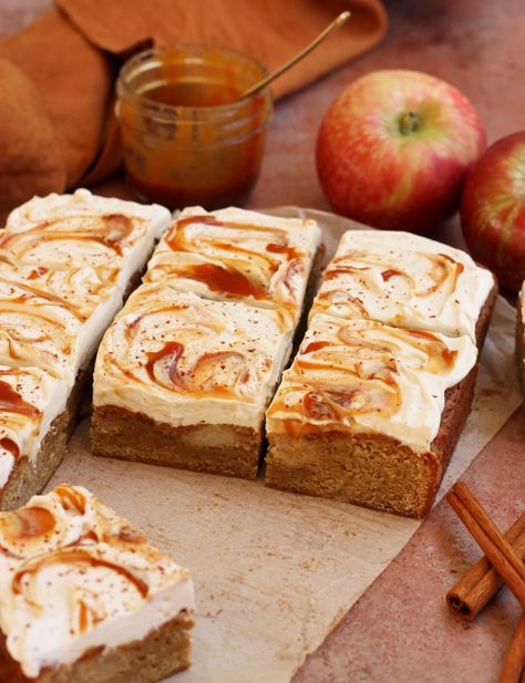 Frosted Caramel Apple Blondies - Scientifically Sweet Sweet Chocolate Chip Cookies, Caramel Apple Blondies, Apple Traybake, Apple Blondies, Caramel Apple Cookies, Caramel Shortbread, Chocolate Chip Pecan Cookies, Caramel Apple Cake, Caramel Buttercream