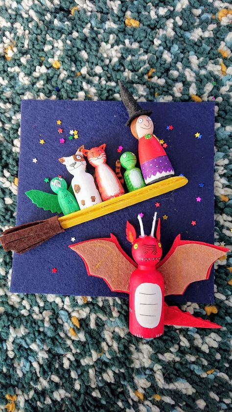 Story Sack Ideas Diy, Painted Peg Dolls, Room On The Broom Peg Dolls, How To Paint Peg People, Story Sack Ideas Eyfs, Wooden Peg Doll Ideas, Room On The Broom Craft, Story Sack Ideas, Room On The Broom Story Sack