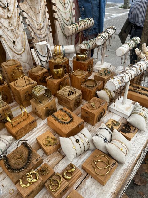 Jewelry Display Ideas Boutique Shops, Rustic Jewelry Displays, Diy Wooden Jewelry Display, Creative Ways To Display Jewelry, Vintage Jewelry Display Ideas, Rustic Market Stall Display Ideas, Vendor Table Display Ideas For Jewelry, Jewelry Market Booth, Jewellery Stall Display Ideas