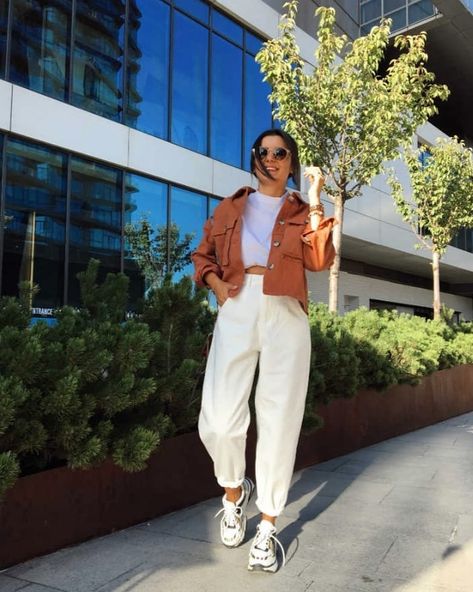 Slouchy White Jeans Outfit, Slouchy Jeans Outfit, Slouchy Outfit, Trendy Crop Top, Slouchy Pants, Slouchy Jeans, White Jeans Outfit, Jacket Fur, Oufits Casual