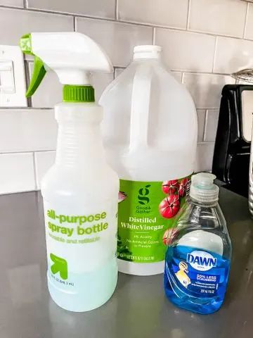 I Use This 2-Ingredient Cleaning Spray for Everything Vinegar Cleaning Spray, Counter Spray, Diy Vinegar, Diy Cleaning Spray, Counter Cleaner, Vinegar Cleaner, House Cleaner, Chemical Free Cleaning, Kitchen Spray