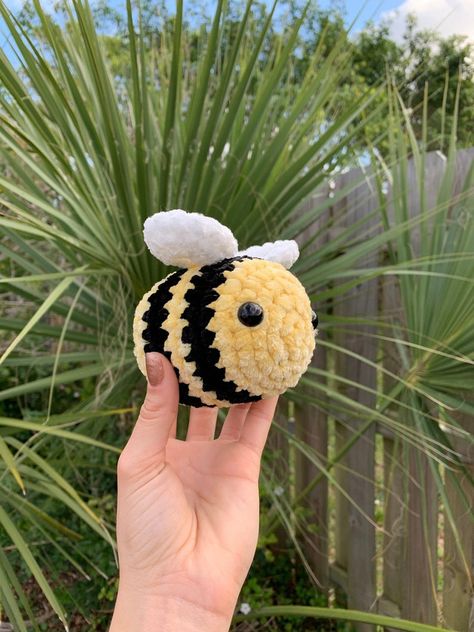 Easy Crochet Animals, Crochet Bee, Small Crochet, Kawaii Crochet, Crochet Pumpkin, Fun Crochet Projects, Diy Crochet Projects, Easy Crochet Patterns, Crochet Gifts