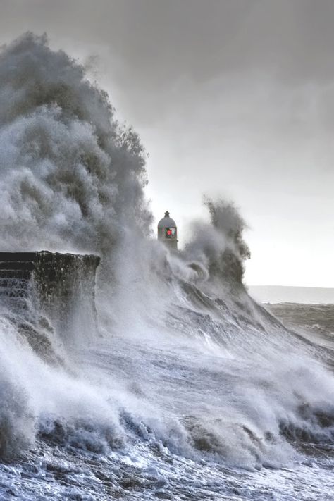 Mystical Lighthouse Storm, Rogue Wave, Strange Weather, Huge Waves, Lighthouse Photos, Lighthouse Pictures, Beautiful Lighthouse, Stormy Sea, Water Tower