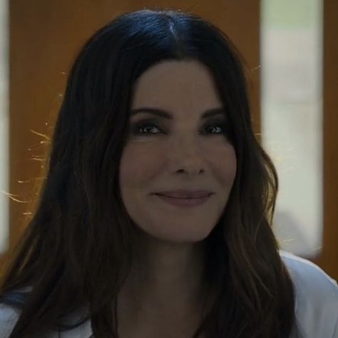 sandra bullock debbie ocean icon pfp profile picture oceans 8 loubbie aesthetic grave tombstone smile brunette pretty girl dark make up Debbie Ocean, Oceans 8, Jennifer Connelly, Sandra Bullock, Iconic Women