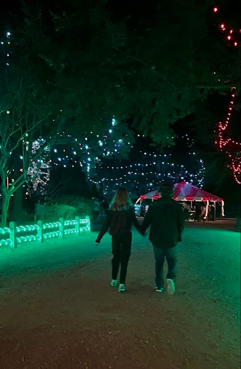 Natal, Couple Christmas Pictures Ideas, Holiday Lights Aesthetic, Christmas Aesthetic Photos Couple, December Couple Aesthetic, Things To Do With Your Bf During Christmas, Cute Couple Pics Christmas Lights, Winter Lights Photoshoot, Aesthetic Couple Winter