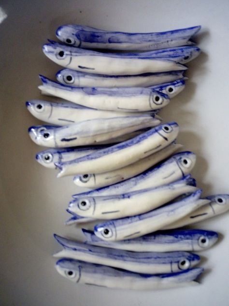 Fish Ceramic Art, Clay Fish Sculpture Ideas, Fish Sculpture Clay, Fish Ceramics Pottery, Ceramic Fish Sculpture, Clay Sardines, Fish Clay Art, Clay Fish Sculpture, Ceramic Sardines