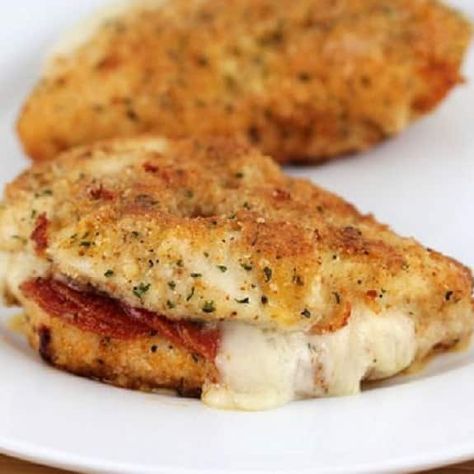 Pepperoni Stuffed Chicken, Stuffed Chicken Breast Recipes, Pepperoni And Mozzarella, Baked Stuffed Chicken, Pepperoni Chicken, Slice Recipes, Recipes Cheese, Cheese Slice, Cheese Stuffed Chicken Breast