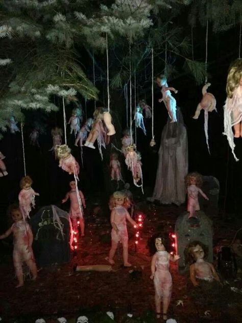 Gross Halloween Decorations, Haunted Room Ideas Scary, Scary Hayride Ideas, Haunted Fun House, Betelgeuse Halloween Decorations, Outdoor Haunted Forest Ideas, Haunted House Layout Ideas, Haunted House Ideas Scary Diy, Creepy Doll Ideas