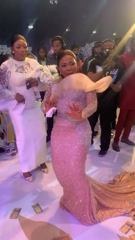 Nigerian Wedding Reception Dress, Reception Gown For Bride, Nigerian Bridesmaid Dresses, Bride Reception Dress, Wedding Reception Gowns, Bride Dance, Lace Styles For Wedding, Latest Wedding Gowns, Lace Dress Classy