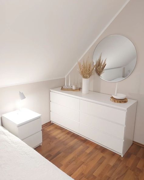 A clean expression that fits right in, in the bedroom or wherever you place it. Smooth-running drawers and in a choice of finishes – pick your favourite. Psst! Please attach to the wall. Bedroom Malm Ikea, Ikea Chest Of Drawers Bedroom, Small Ikea Bedroom Ideas, Ikea Bedroom White, Ikea Malm Bedroom, Ikea Malm Bedroom Ideas, Kullen Ikea, Ikea Kullen Dresser, Bedroom Inspirations Ikea