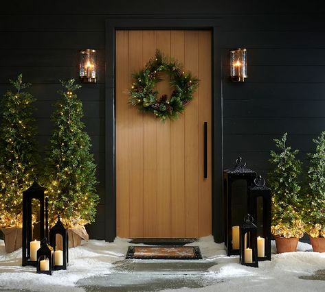 Small Front Porch, Christmas Front Doors, Small Front Porches, Front Porch Decorating, Days Until Christmas, Front Porch Christmas Decor, Christmas Porch, Modern Christmas, Faux Plants