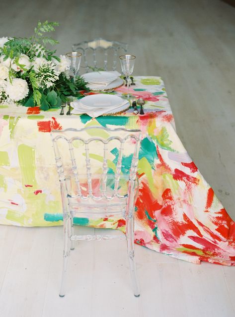 painted table cloth - photo by Nicole Berrett Photography http://ruffledblog.com/hand-painted-wedding-inspiration Painted Table Cloth, Painted Tablecloth, Diy Tablecloth, Diy Spray Paint, Handmade Tablecloth, Hand Painted Table, Painted Clothing, Secret Wedding, Paint Drop