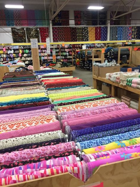 Zinnck's Fabric Outlet truly is a sewing enthusiast's paradise. Grab your fellow crafters and make a day trip out of it. Stoff Outlet, Fabric Outlet, Diy Event, Beginner Sewing Projects Easy, Leftover Fabric, Fabric Baskets, Sewing Projects For Beginners, Sewing Skills, Love Sewing