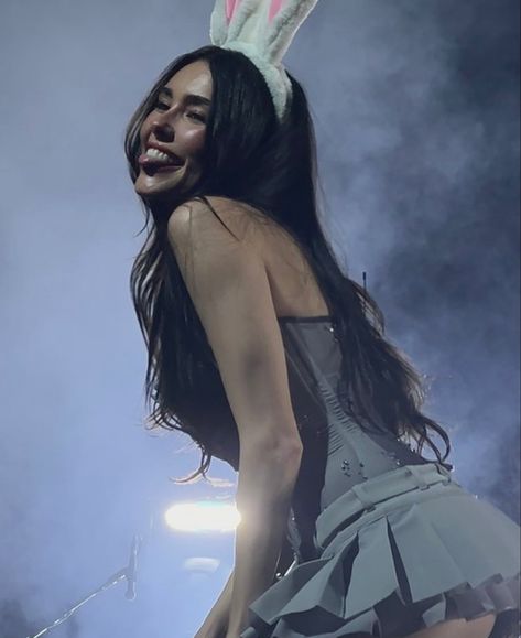 Madison Beer Concert, Madison Beer Tour, Evening Eye Makeup, Madison Pettis, Beer Outfit, Bad Photos, Concert Stage, Concert Aesthetic, Dream Concert