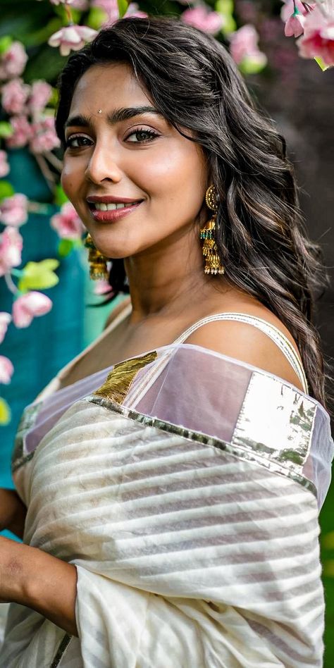 Actress Lakshmi Wallpaper, Aishwarya Lakshmi, Hot Women Dress, Beauty Face Women, Beautiful Dresses Short, Indian Models, Actress Pics, Indian Actress Hot Pics, Desi Beauty