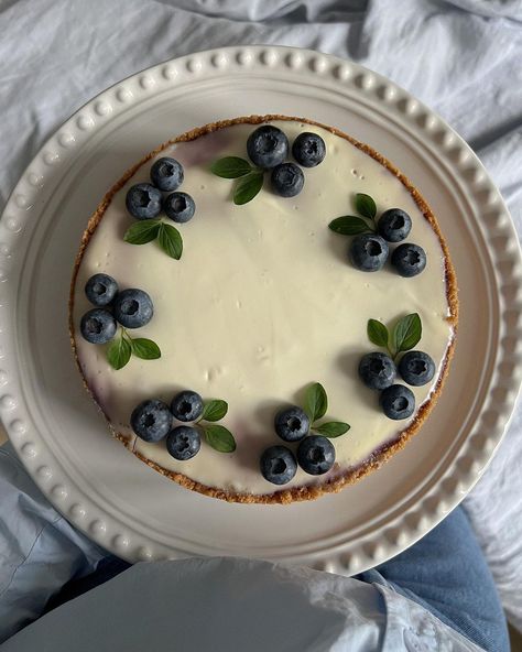 Cheesecake Decoration, Blueberry Cake Recipes, Berry Cake, Inspiration Tattoos, Blueberry Cake, Girl Dinner, Blueberry Cheesecake, Cakes For Men, Cute Birthday Cakes