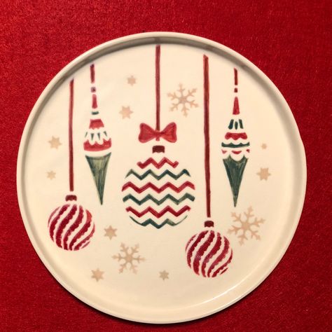 Diy Christmas Pottery Painting, Kids Christmas Pottery Painting Ideas, Christmas Hand Painted Plates, Diy Pottery Painting Christmas, Christmas Diy Plate, Easy Pottery Painting Ideas Christmas, Serving Tray Painting Ideas, Ceramic Christmas Plate Ideas, Christmas Clay Plates