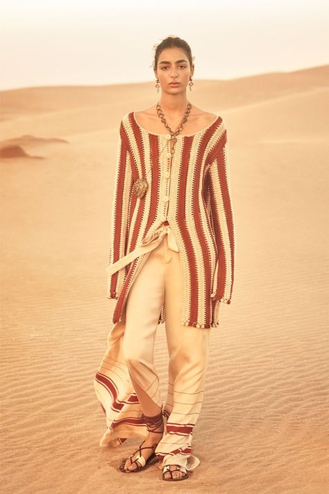 Zara Takes to the Desert for Spring 2019 Collection Campaign Zara Spring, Zara Summer, Desert Fashion, Campaign Fashion, Spanish Fashion, Fashion Illustration Sketches, Knitwear Fashion, Men Fashion Casual Outfits, Young Fashion