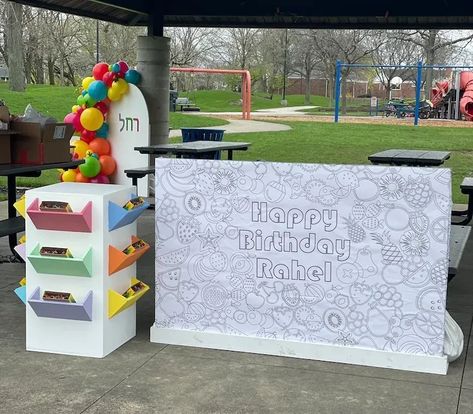 Now that the date is set and the invites are sent, what will the kids actually do once they arrive to the party?! Besides eat cake and open presents, set up a featured coloring wall that the kids can gather around to color based on whatever party theme you choose! #kidspartyactivity #coloringwall #kidscoloring #kidsbirthdayideas #kidspartyinspo Collage Activity, Coloring Station, Coloring Wall, Kids Birthday Party Activities, Coloring Tablecloth, Colouring Wall, Tutti Frutti Party, Party Stations, Fruit Birthday