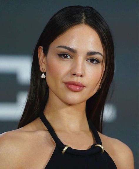 Eiza Gonzalez Black And White, Eiza Gonzalez Black Hair, Eiza Gonzalez Makeup, Eiza Gonzalez Aesthetic, Elza Gonzalez, Eliza Gonzalez, White Latina, Lips Photo, Mexican Actress