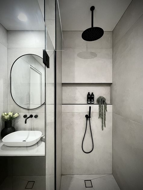 Matte Black Interior Design, Laundry And Powder Room, Ceiling Shower Head, Stone Bathtub, Neutral Bathroom, Black Interior Design, Bathroom Design Trends, Colour Contrast, Round Ceiling