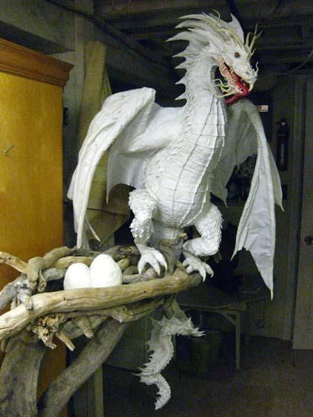 New Paper Mache Dragon- Head and scales Papermache Recipes, Paper Mache Dragon, Paper Mache Projects, Hantverk Diy, Paper Mache Clay, Fairy Ring, Folding Origami, Dragon Crafts, Theme Harry Potter