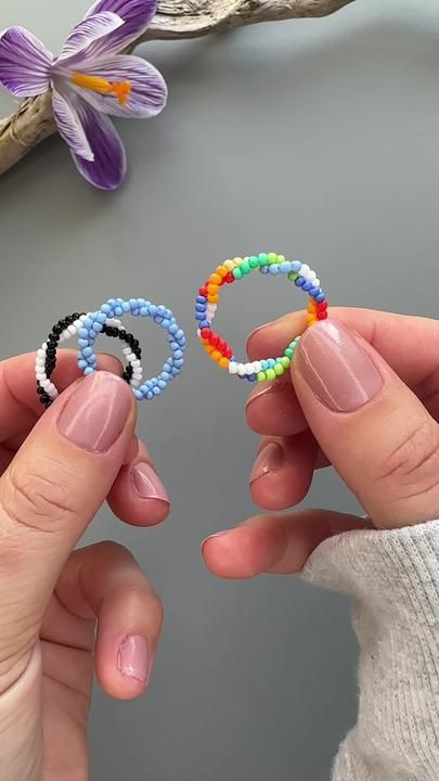 Seed Bead Wire Ring, Cute Seed Bead Rings, Seed Bead Ring Ideas, Beaded Ring Ideas, Seed Bead Rings Diy, Beads Ring Tutorial, Seed Bead Rings Tutorial, Beaded Rings Tutorials, Seed Bead Rings