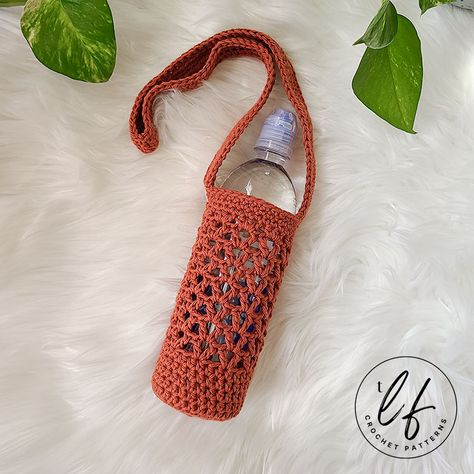 Bottle Cover Crochet Free Pattern, Drink Bottle Holder Crochet, Crochet Drink Bottle Bag, Crochet Wine Bag Pattern, Crochet Wine Bottle Bag Free Pattern, Crochet Wine Bottle Holder Pattern, Bottle Bag Crochet Free Pattern, Crochet Bottle Sleeve, Crochet Bottle Holder Tutorials