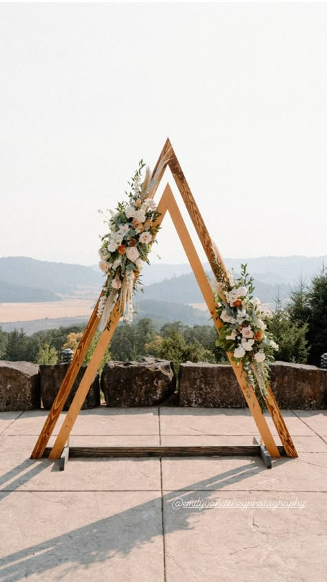 Arch With Flowers, Country Wedding Pictures, Boho Summer Wedding, Country Wedding Reception, Outdoor Country Wedding, Rustic Summer Wedding, Wedding Archway, Summer Wedding Cakes, Summer Wedding Decorations