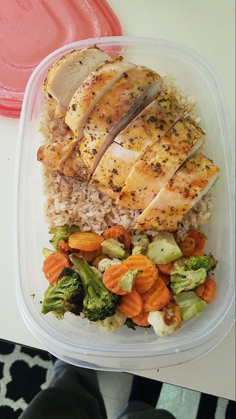 Roasted Vegetables Meal, Meal Prep For Women, Vegetables Meal Prep, Chicken Brown Rice, Resep Smoothie, Chicken And Brown Rice, Resep Diet, Makanan Diet, Diet Keto