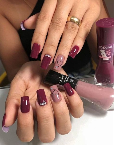 Best Gelish Nail Colors, Maroon Gel Nails Design, Nails Vino Tinto, Gel Polish Nail Designs Classy, Maroon Nails Short, Alphabet Nail Art, Maroon Nail Designs, Burgundy Acrylic Nails, Classy Nail Art Ideas